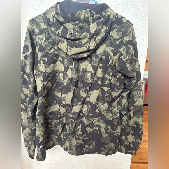 {lululemon} Camo Rise and Shine Jacket - Picture 3 of 5